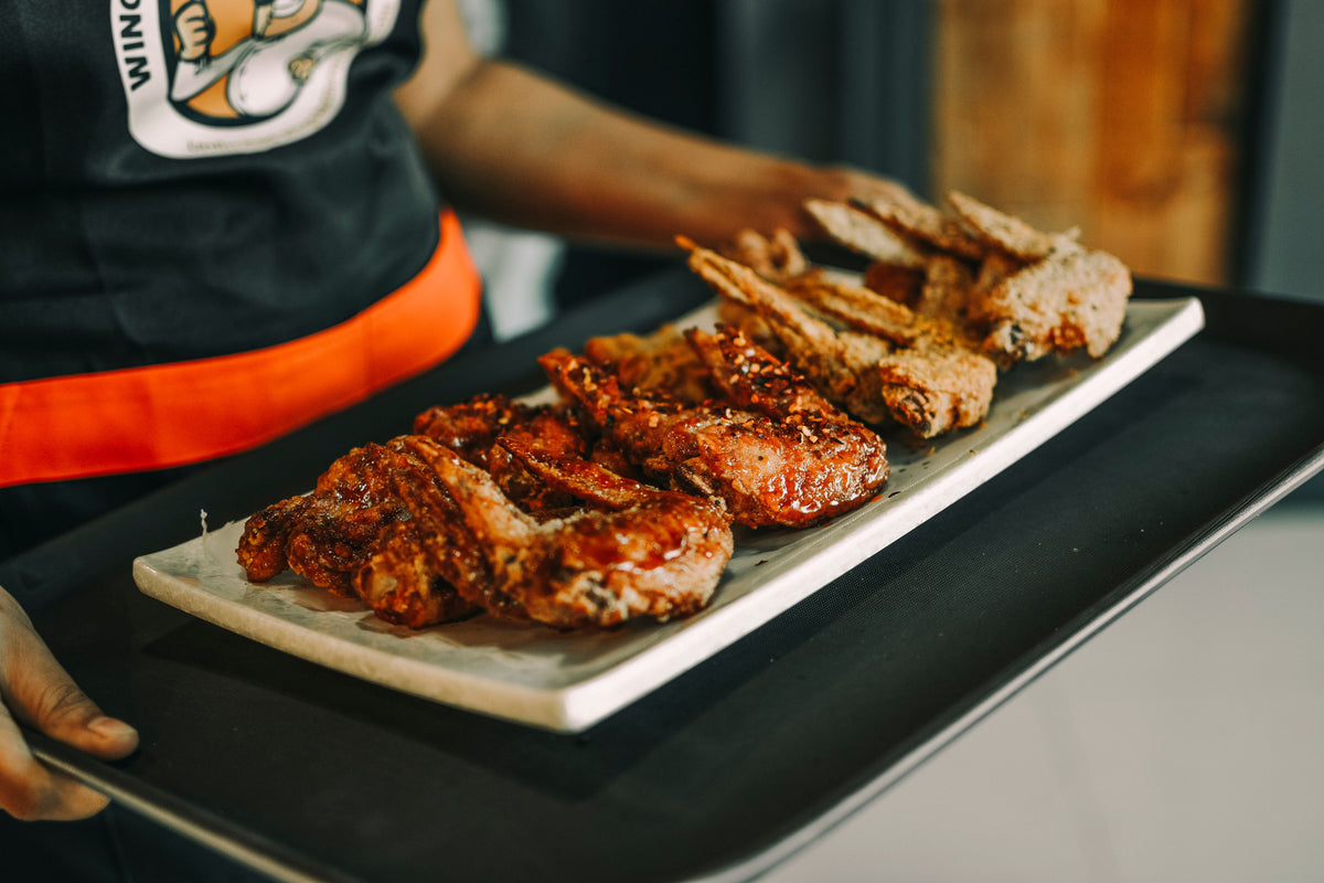 Pittige knapperige chicken wings met chipotle en mango, klaar om te eten