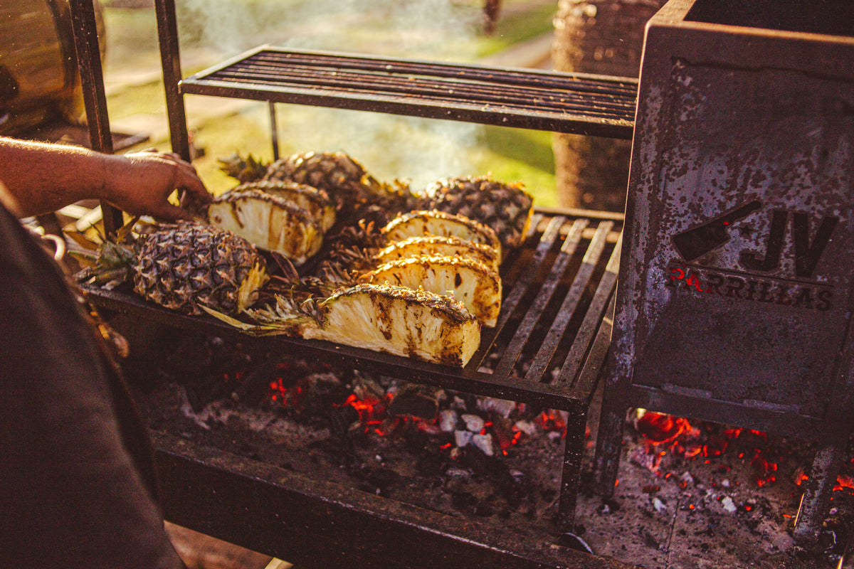 Gegrilde ananasplakken met kaneel en vanille, warm dessert van de BBQ