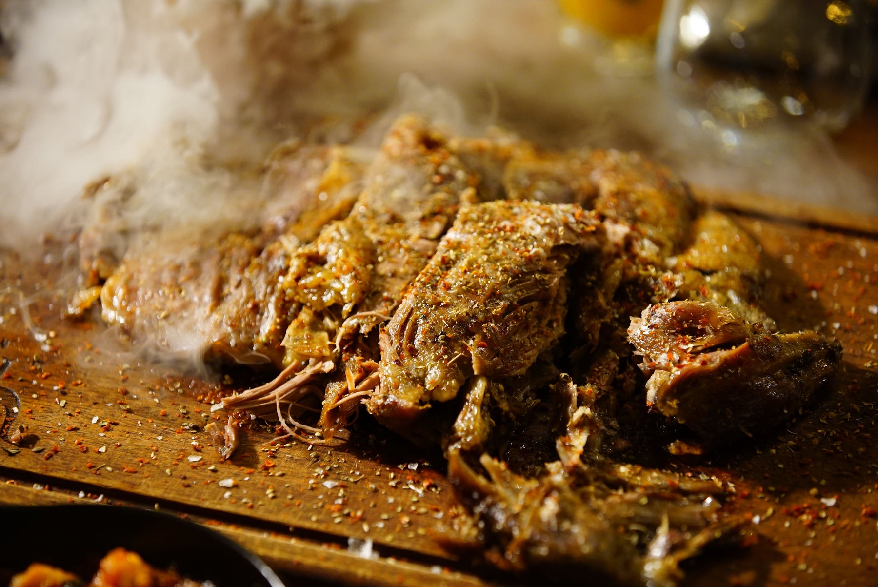 Zelfgemaakte pulled pork sandwich, mals en sappig na uren garen op de BBQ