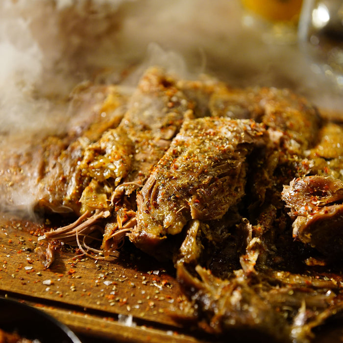 Zelfgemaakte pulled pork sandwich, mals en sappig na uren garen op de BBQ
