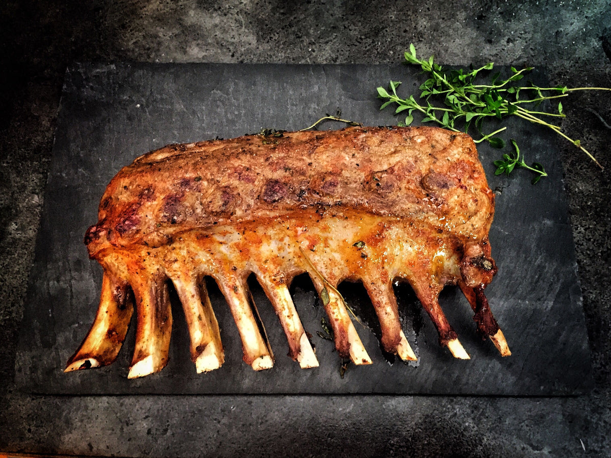 Sappige spareribs met een glanzende honing-mosterdglaze, klaar om te serveren