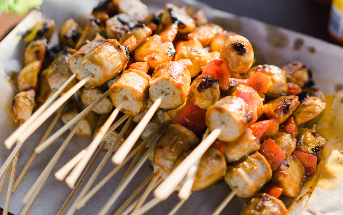 Sappige gegrilde kipspiezen met paprika, rechtstreeks van de BBQ